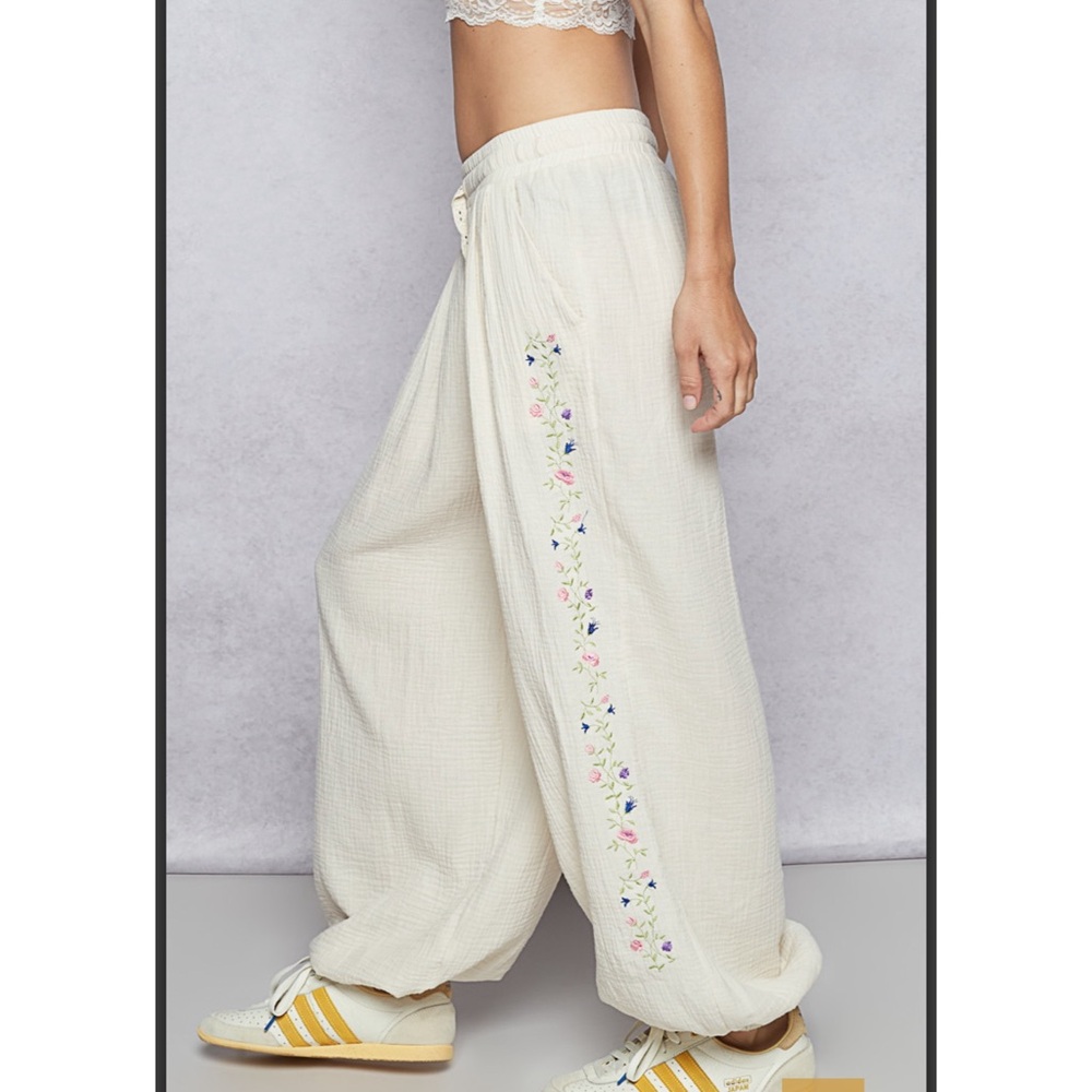 BB22. NWT POL Cream Wide Leg Jogger Style Pants with Floral Embroidery